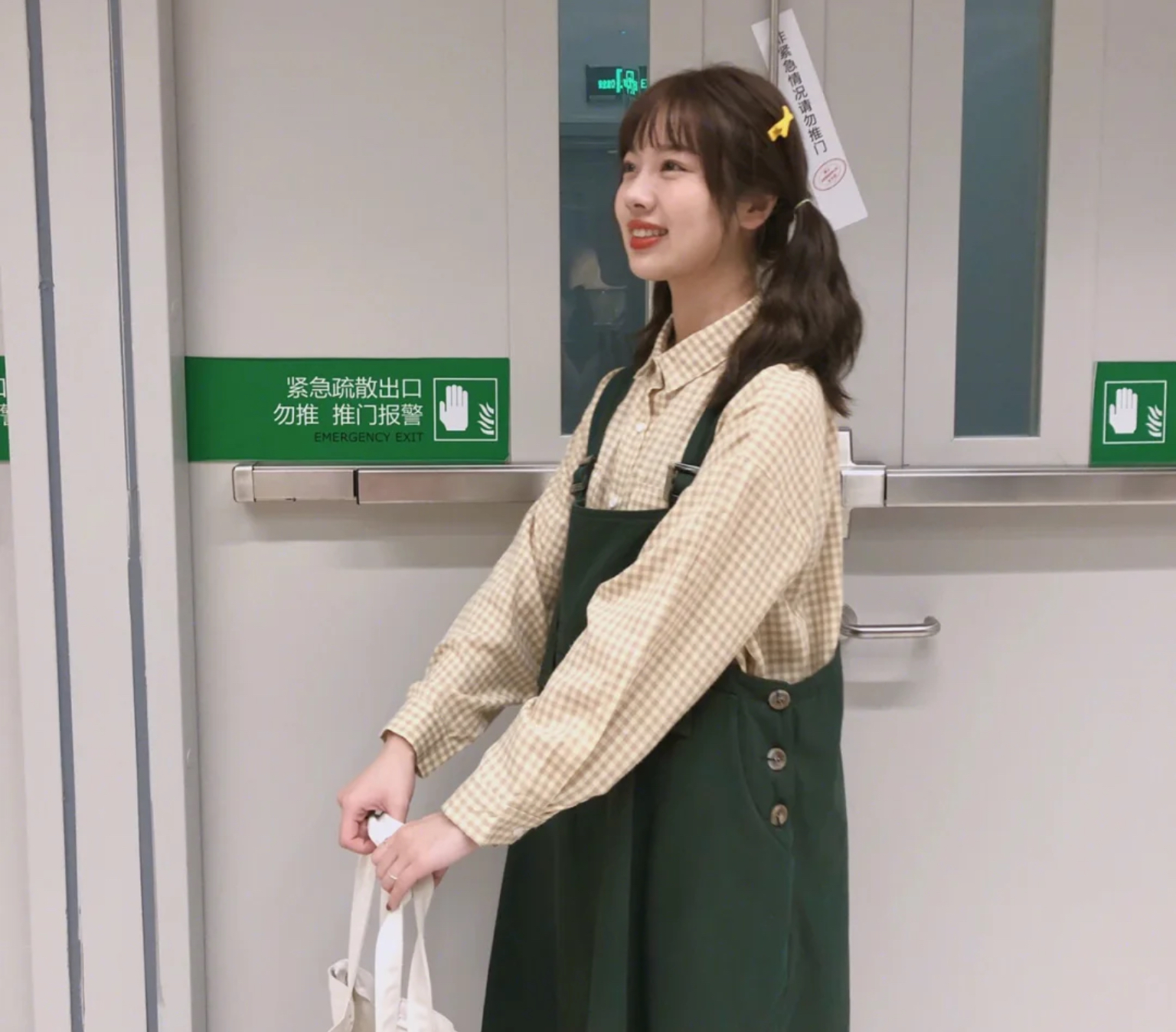 平胸的女孩是怎样的,平胸女人有气质