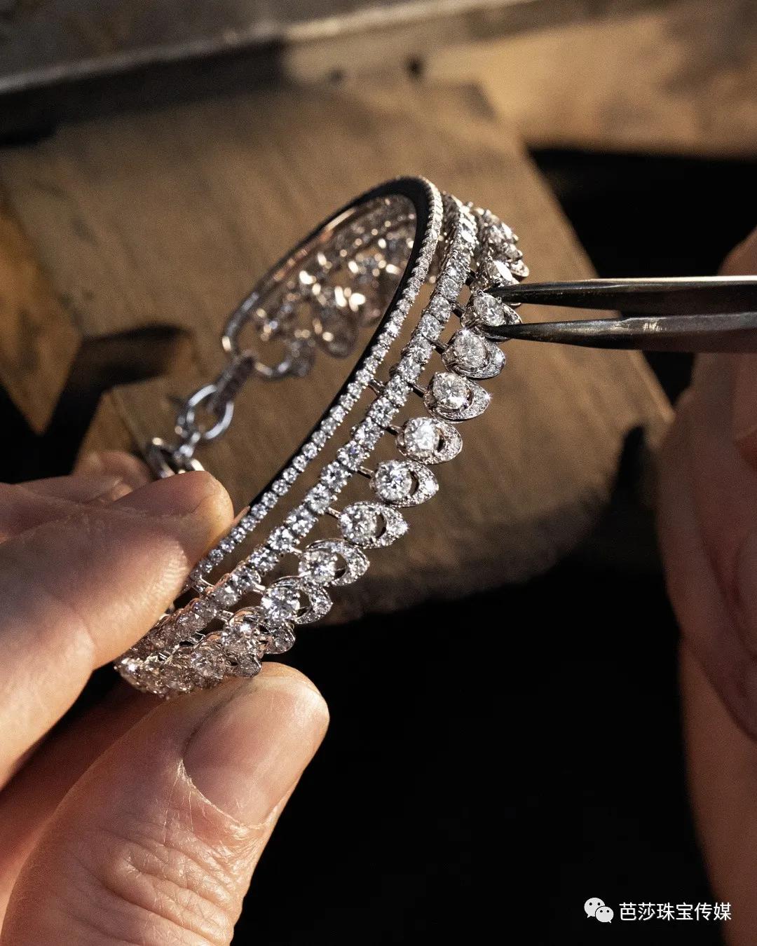 大牌高珠扎堆“上新”，外行看热闹、内行看什么？