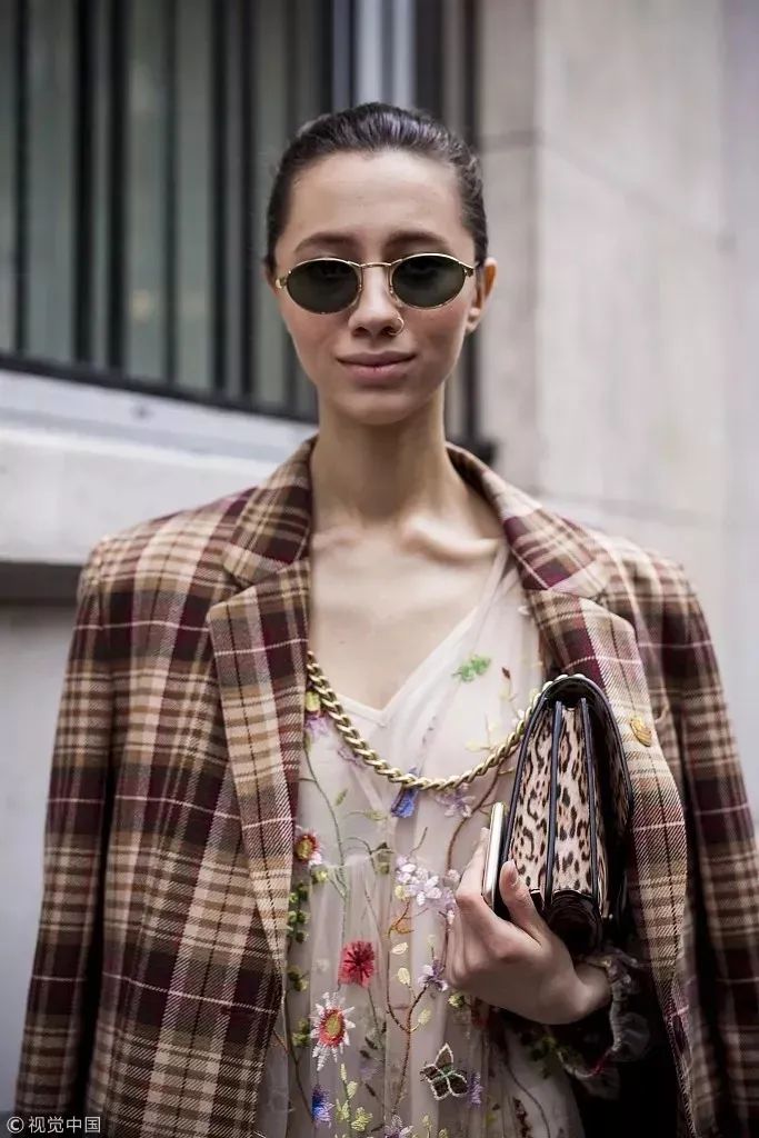 墨绿色格纹大衣怎样搭配好看,短款格纹毛呢大衣的搭配方法