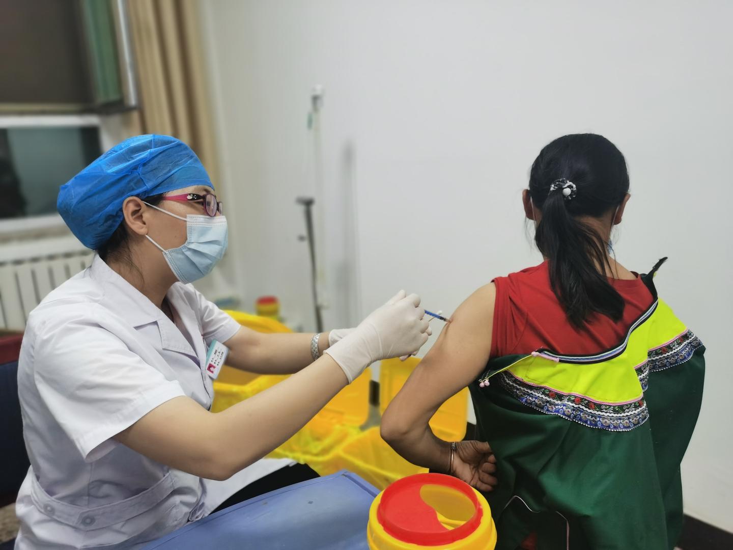 为偏远群众打疫苗,疫苗接种暖心服务打消老人顾虑