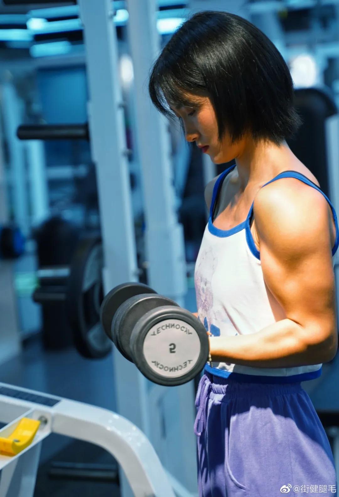 肌肉女学生秀腹肌,撩衣秀腹肌