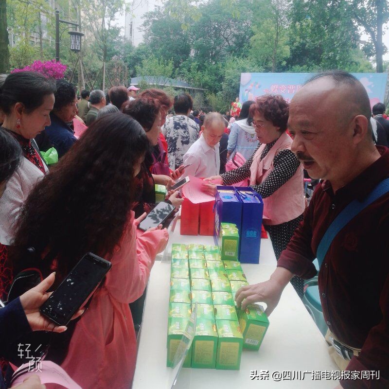 晋吉社区居民1314主题公园赴一场浪漫之约