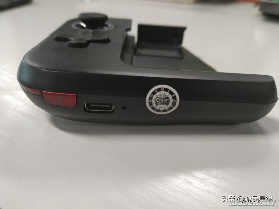 这款手柄外设能助你在《和平精英》中场场“吃鸡”