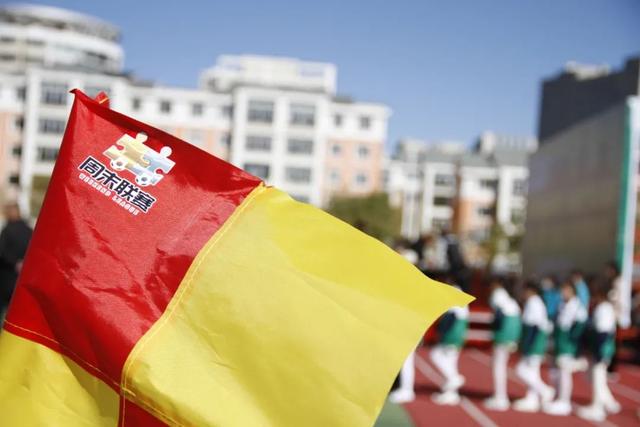 “少年花伞舞，悠扬骏马曲”助威“周末联赛”鄂尔多斯四赛区