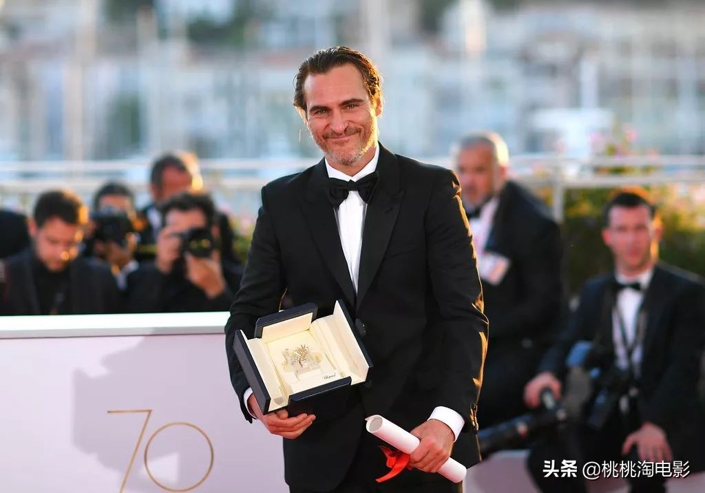 组图：爱穿匡威的男孩“小丑”华金·菲尼克斯《名利场》写真