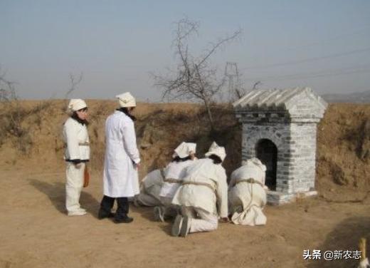 葬礼孝衣,葬礼上穿孝衣的过程老者示范