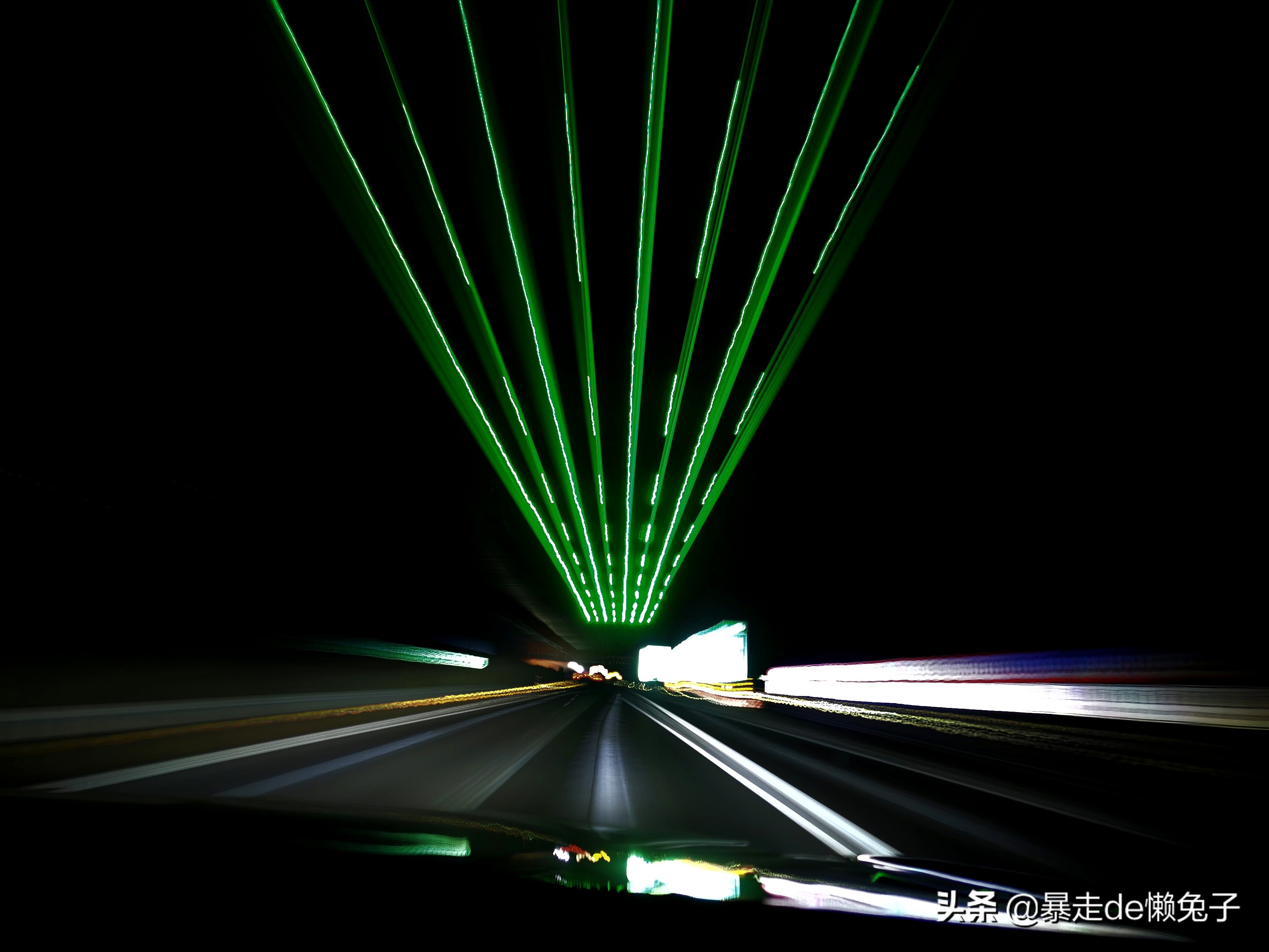 无奈！国内县城旅游，为什么总离不开激光灯？是发展，还是污染？