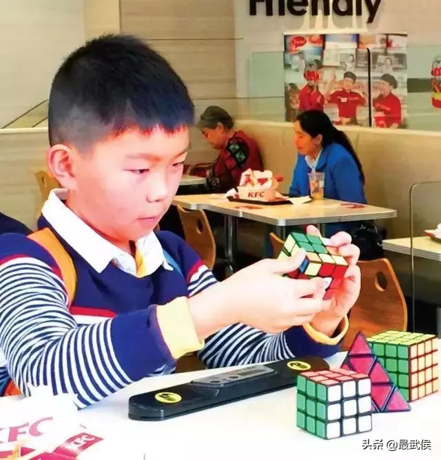 0.89秒复原魔方！12岁武侯娃亮相央视，挑战魔方速拧职业高手