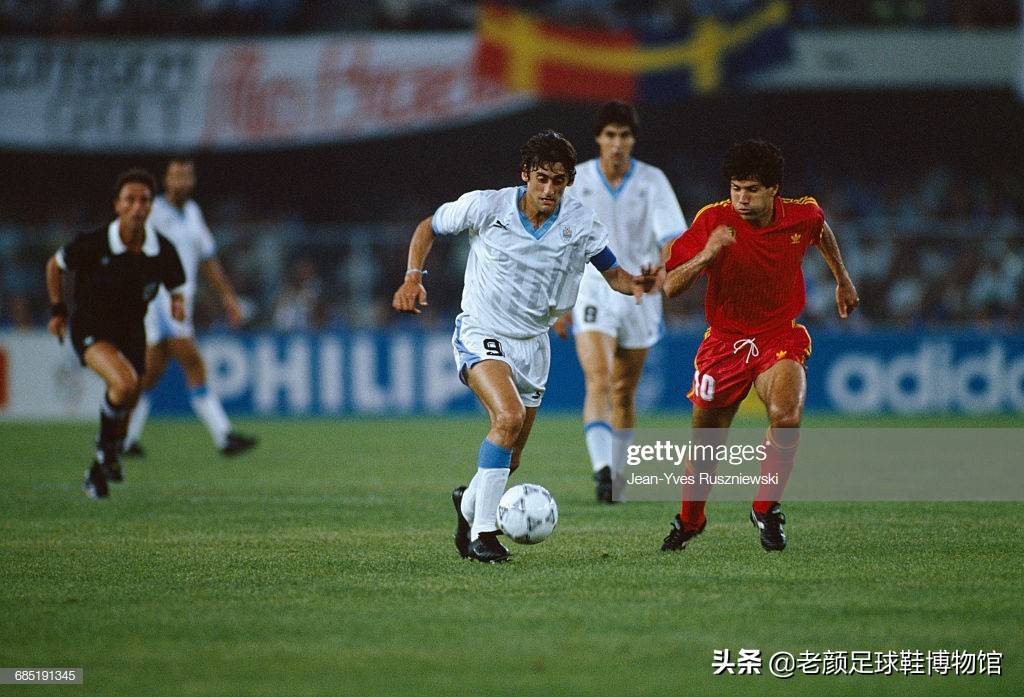 第一个穿白球鞋的足球运动员,第一个穿耐克篮球鞋的nba运动员