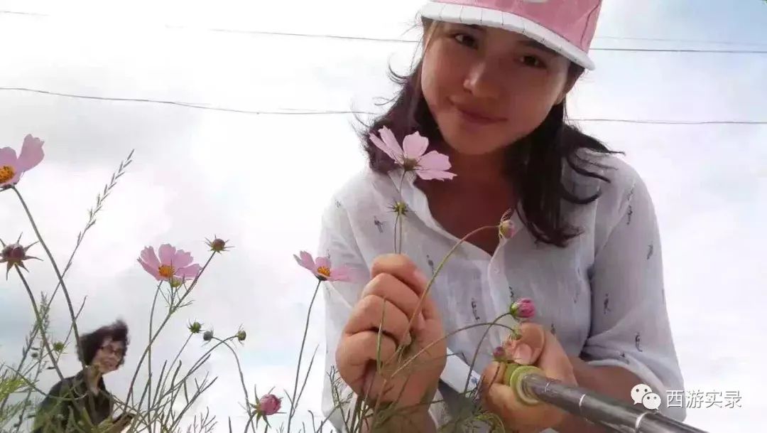 这女孩看到俄罗斯帅哥搭车，逼我停车，否则跳车