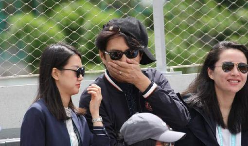 他曾是“职场男神”，娶“北电才女”李佳，今一家四口其乐融融