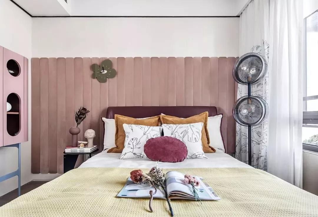 床头背景别刷大白墙,家里刮大白的半墙板床头效果图