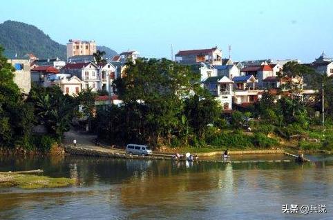 越南老兵重回当年战斗过的洞穴 (越南老兵回忆丛林战争)