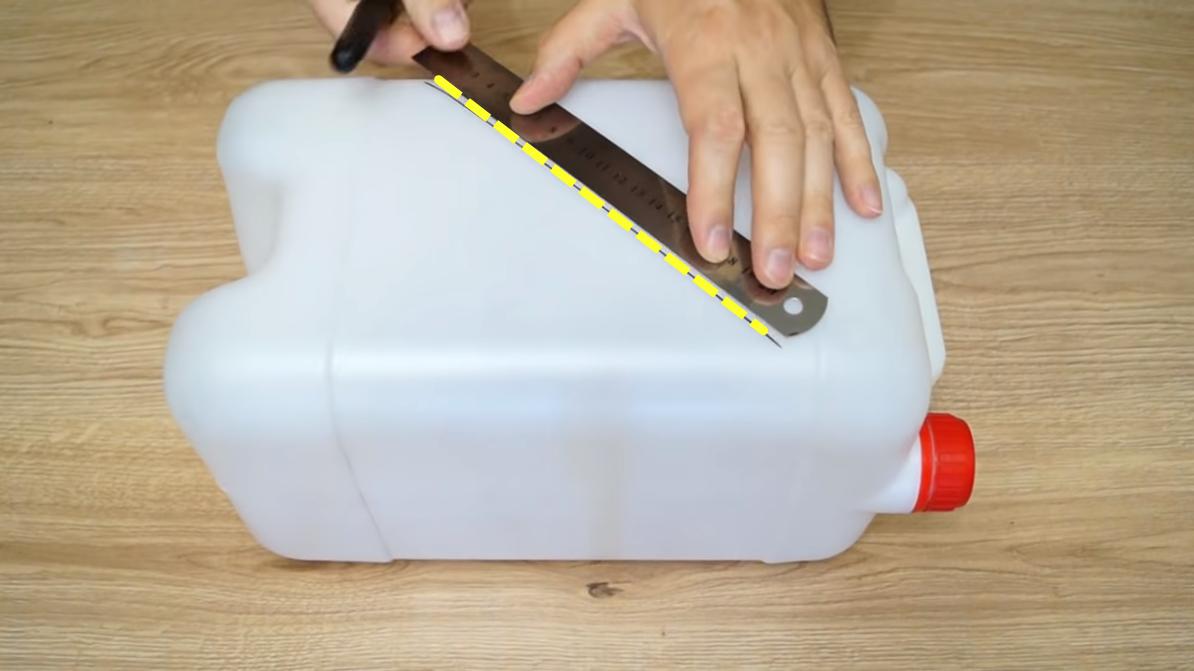 攒了40个塑料桶列成一摞，一格一格当储物柜用，没想到在小区火了