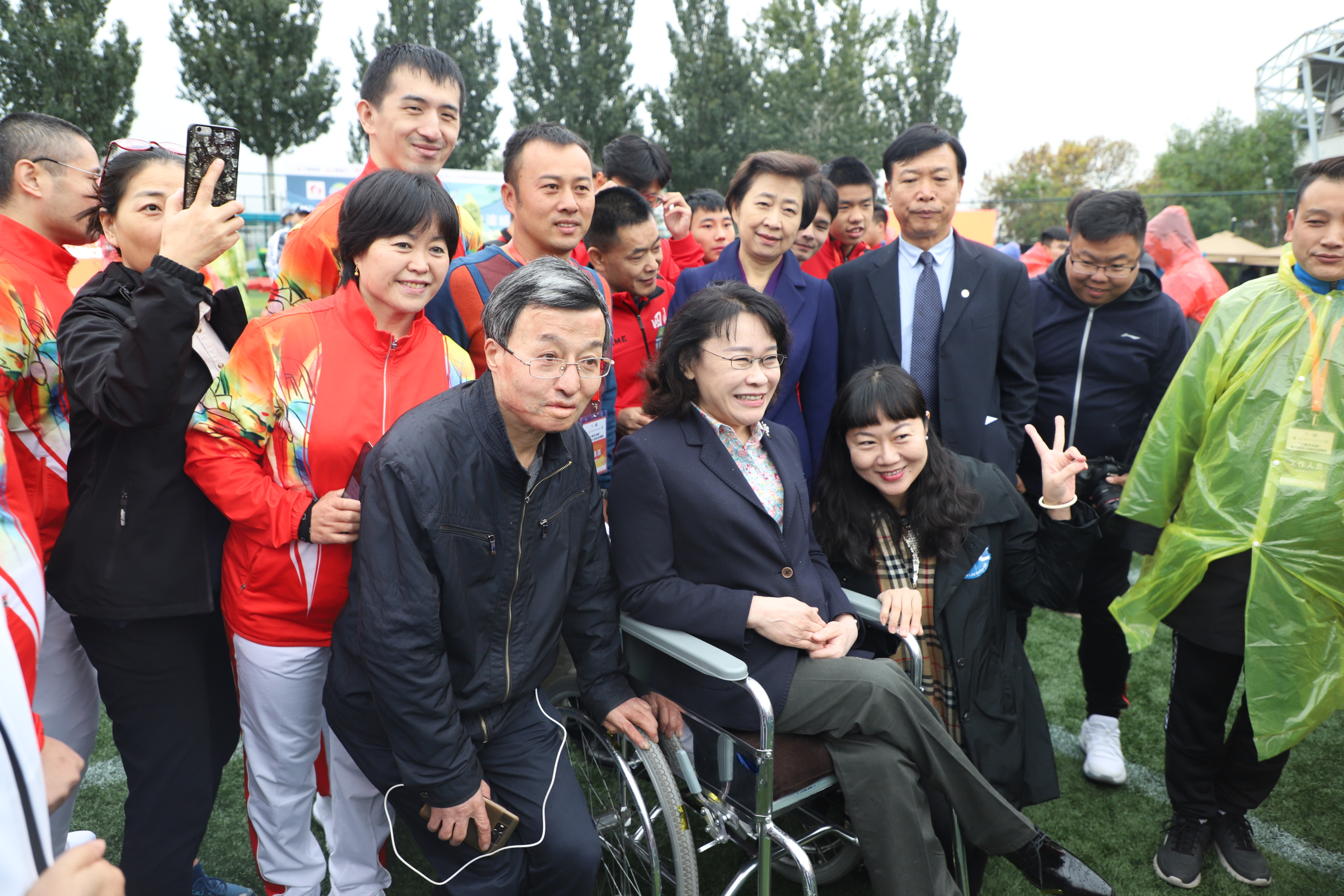 第五届残疾人民间足球争霸赛正式开赛第十三届全国政协常委、中国残联第七届主席团主席张海迪等领导出席