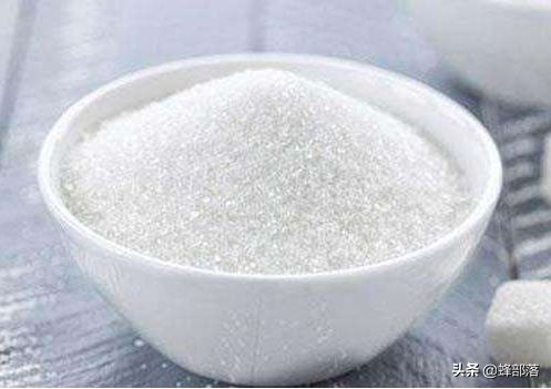 越冬时蜜蜂喂白糖水好还是不喂好,越冬蜂蜜喂蜜蜂的正确方法