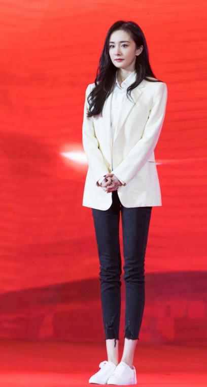 被杨幂穿搭惊艳了,被杨幂穿出了少女感