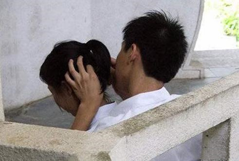 “妈妈，同桌总是摸我”，妈妈机智的做法，值得父母学习