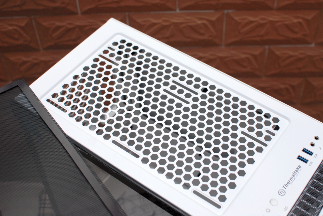 thermaltake机箱挑战者h6,真材实料看得到的产品