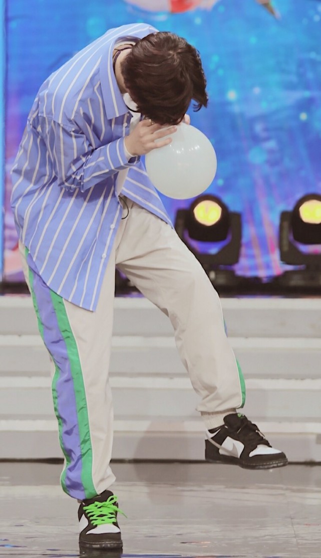 谁说王一博只是赛车男孩，除了摩托车和头盔，他还有个烧钱的爱好