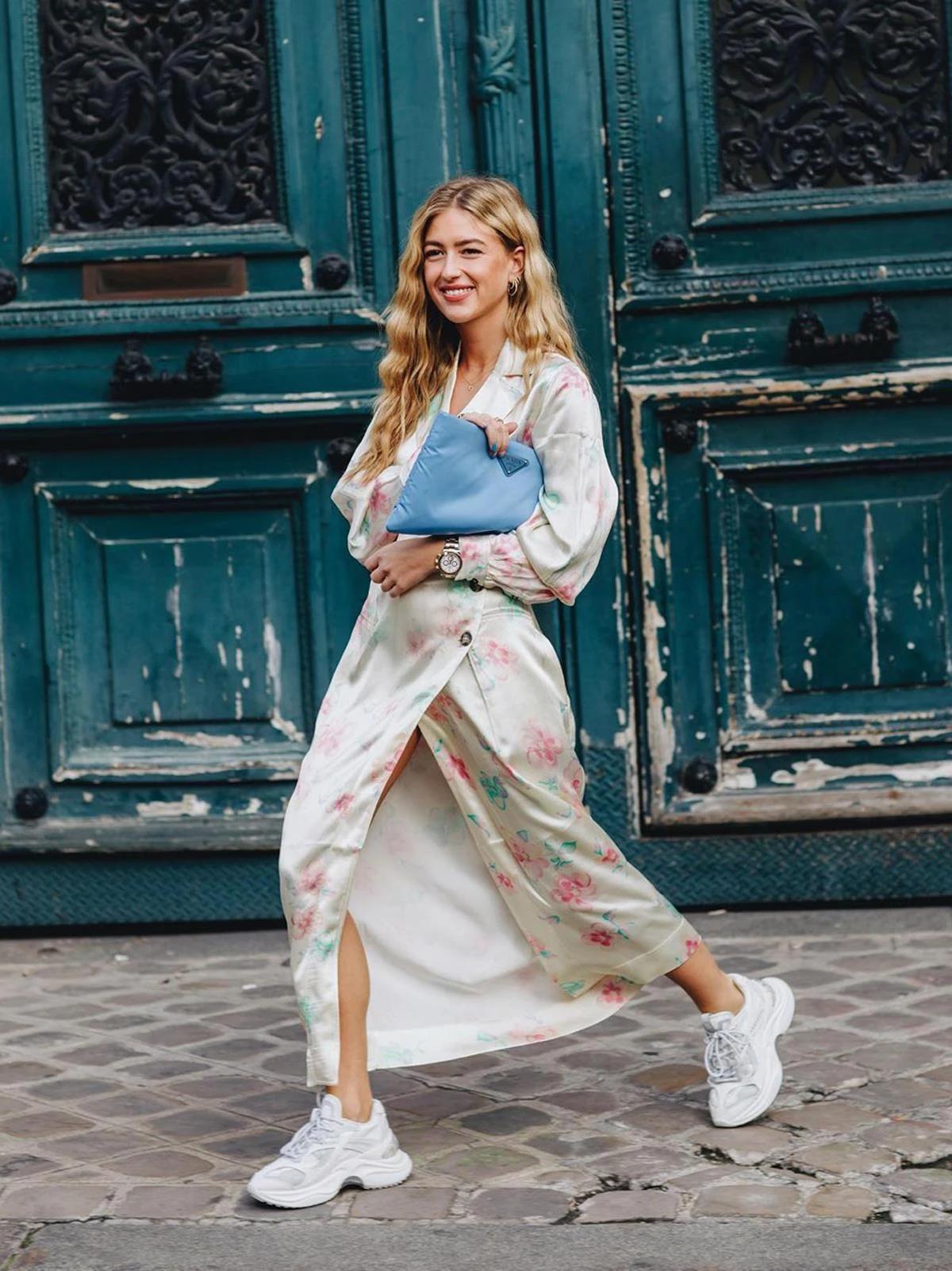 时尚流行减龄的穿法大码,运动鞋搭配裙装这种造型更加时髦