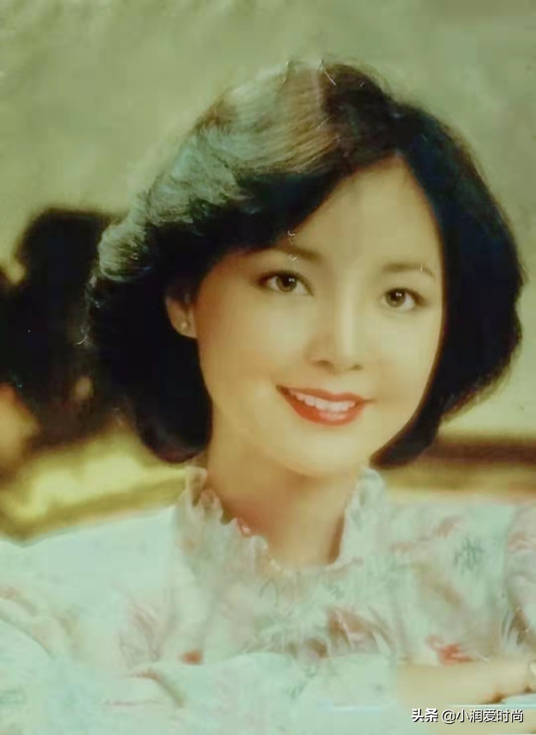 圆脸女生适合的白头发发型,脸大头发少不烫发适合的发型