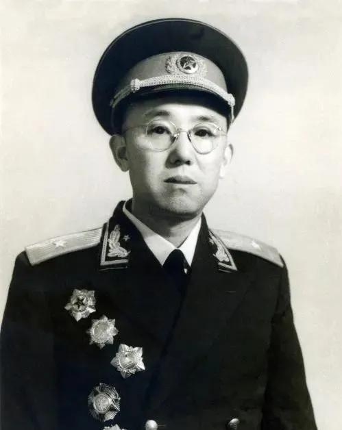 英雄连长做油布，整天抱怨团长不公，半年后懊悔：我错怪他了