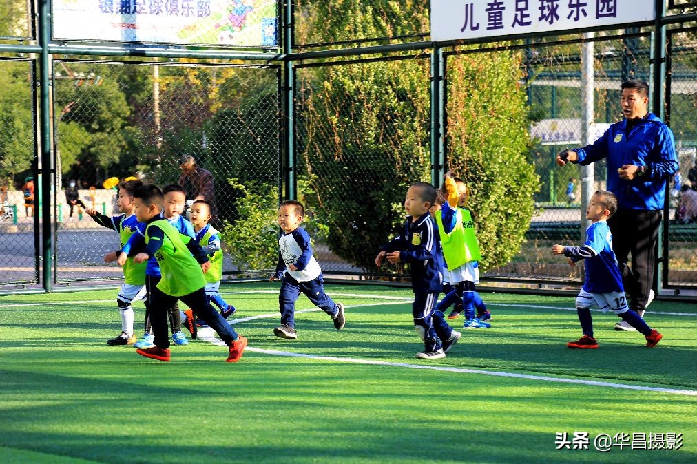 小孩足球训练15秒短视频,儿童足球爆发力和速度训练