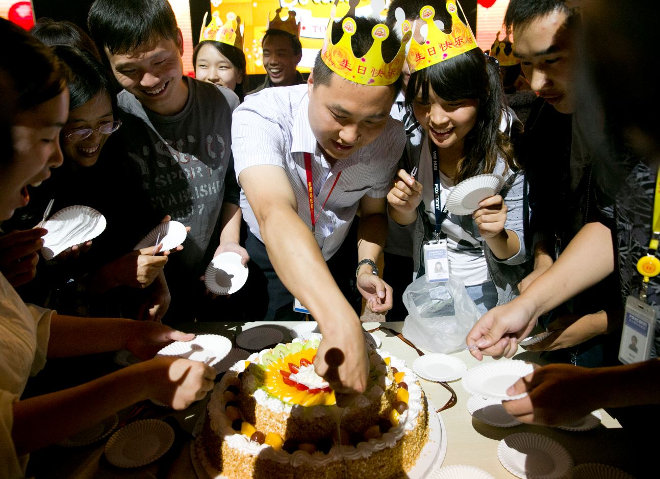 郑州富士康全体员工照片,郑州富士康首批员工