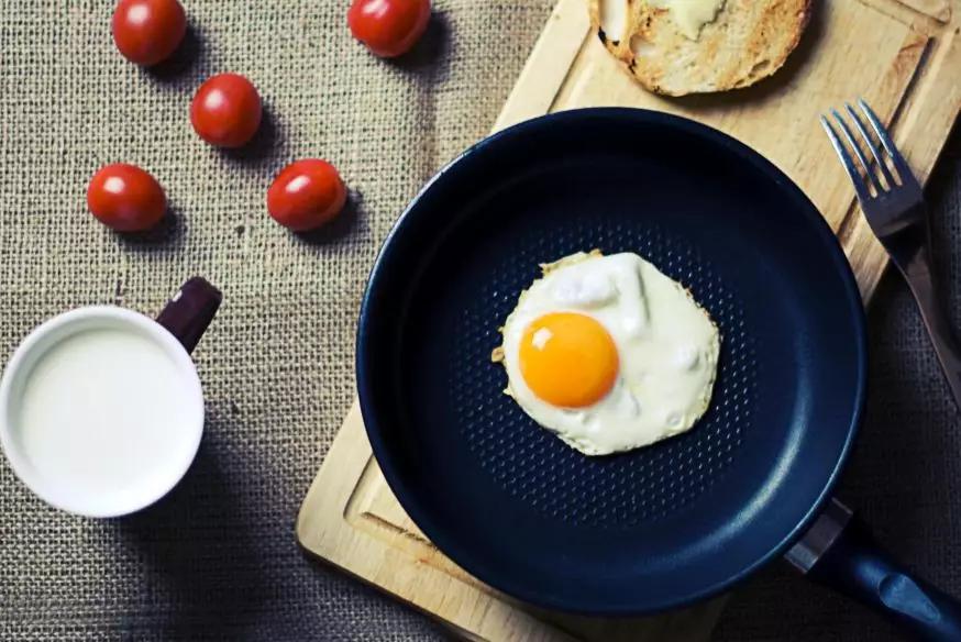 红皮鸡蛋和白皮鸡蛋哪个更有营养,红皮鸡蛋比白皮鸡蛋更有营养价值