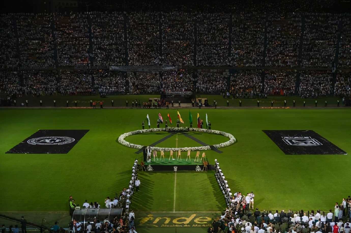 职业足球俱乐部属于经济组织,职业足球市场化