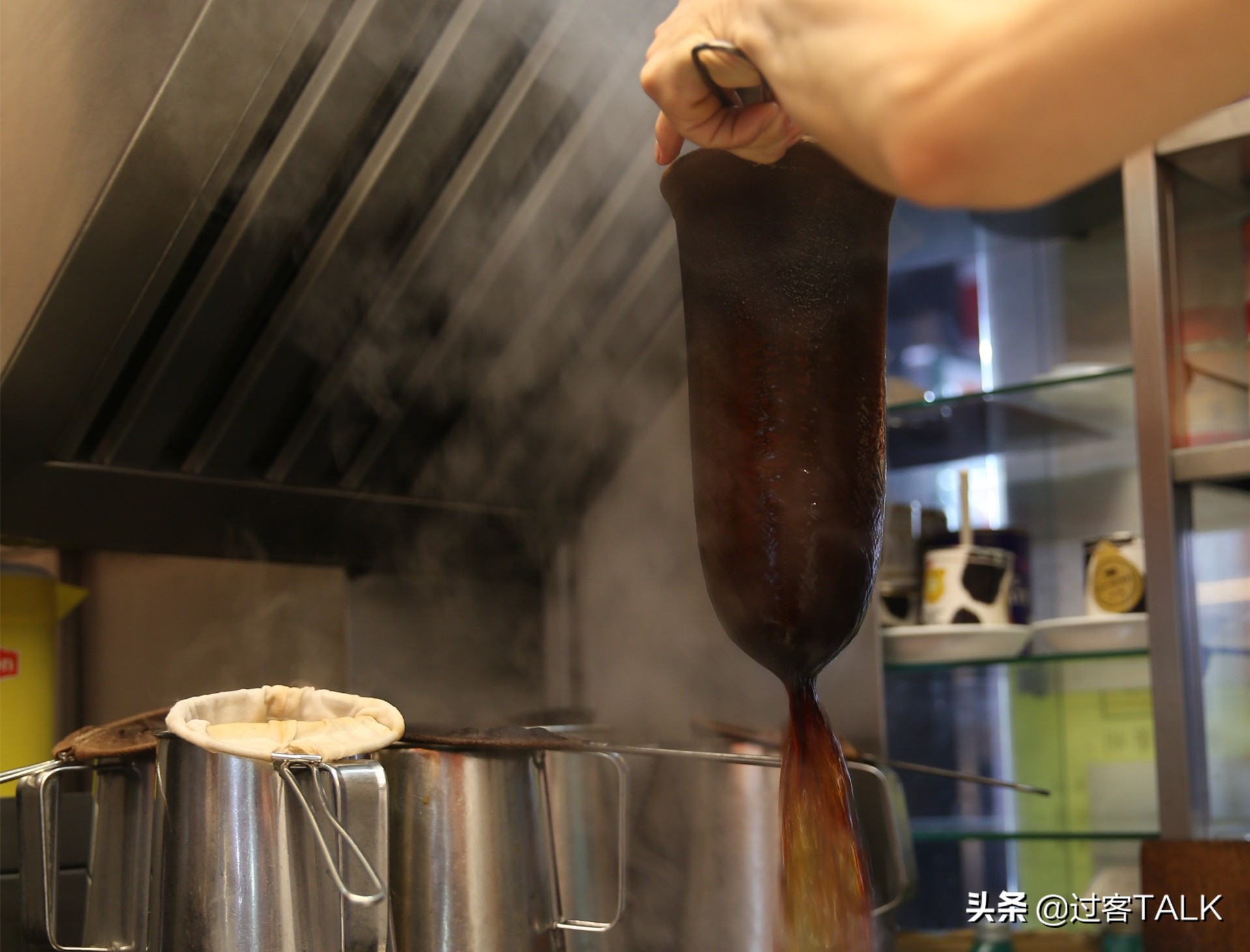 上海男子携*袜丝**进车间，“吸走”含黄金溶液，获利已超10万被刑拘