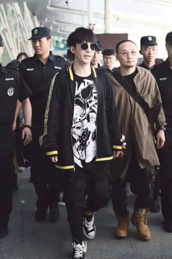 大张伟现身机场装扮,大张伟一身嘻哈装扮