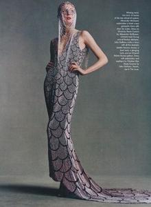 全球最撩超模！一双狐狸媚眼迷倒众生，爆红后却在乡下养鸡？