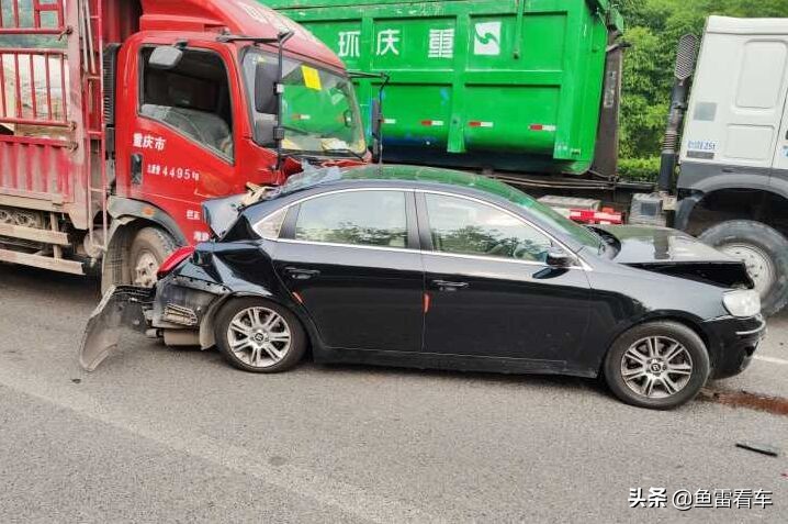 高速路段轻卡追尾瑞麒G5，网友：奇瑞版“小坦克”不是吹出来的