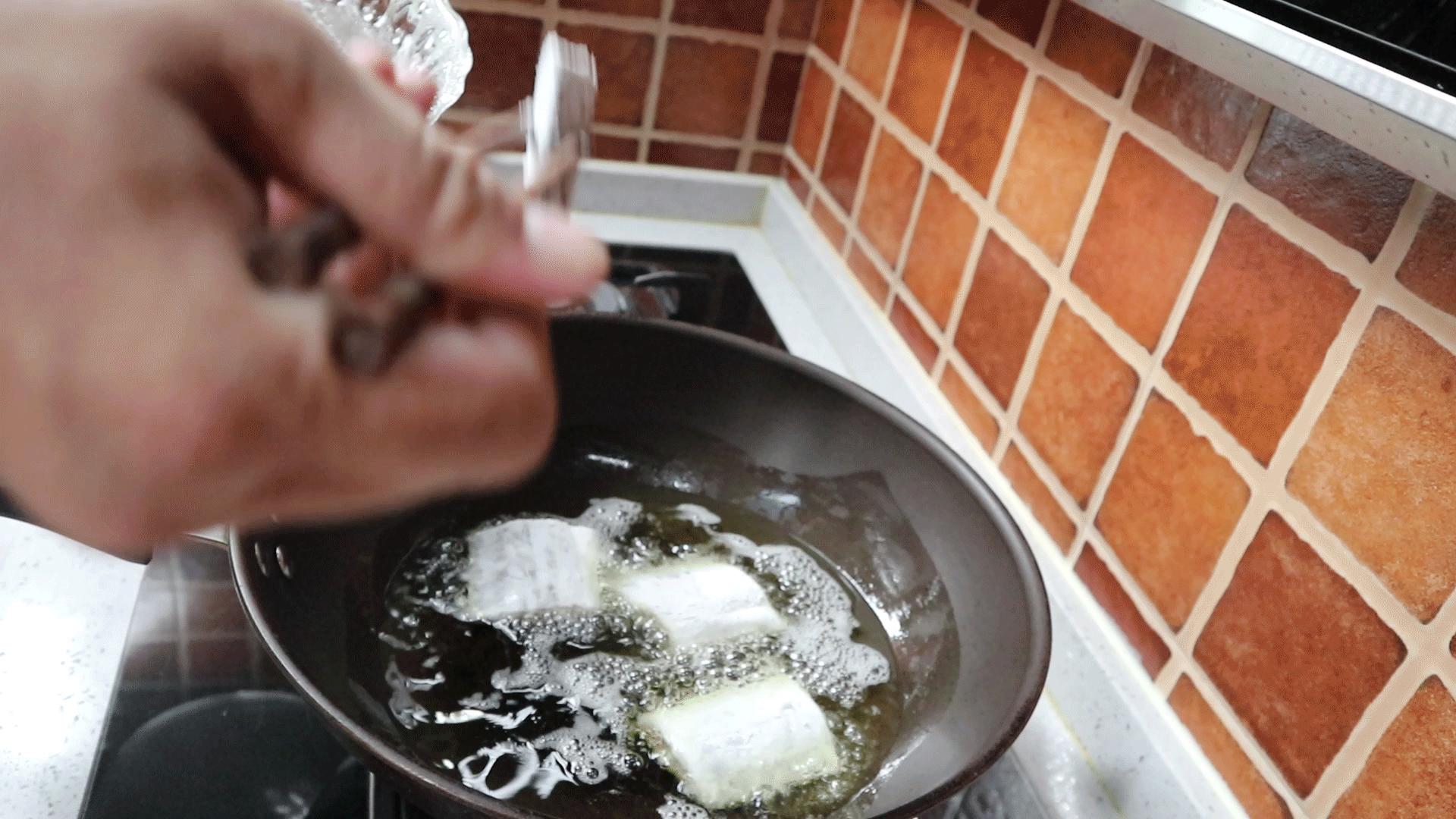 红烧带鱼怎么做简单好吃不粘锅,红烧带鱼煎鱼不粘锅的正确方法