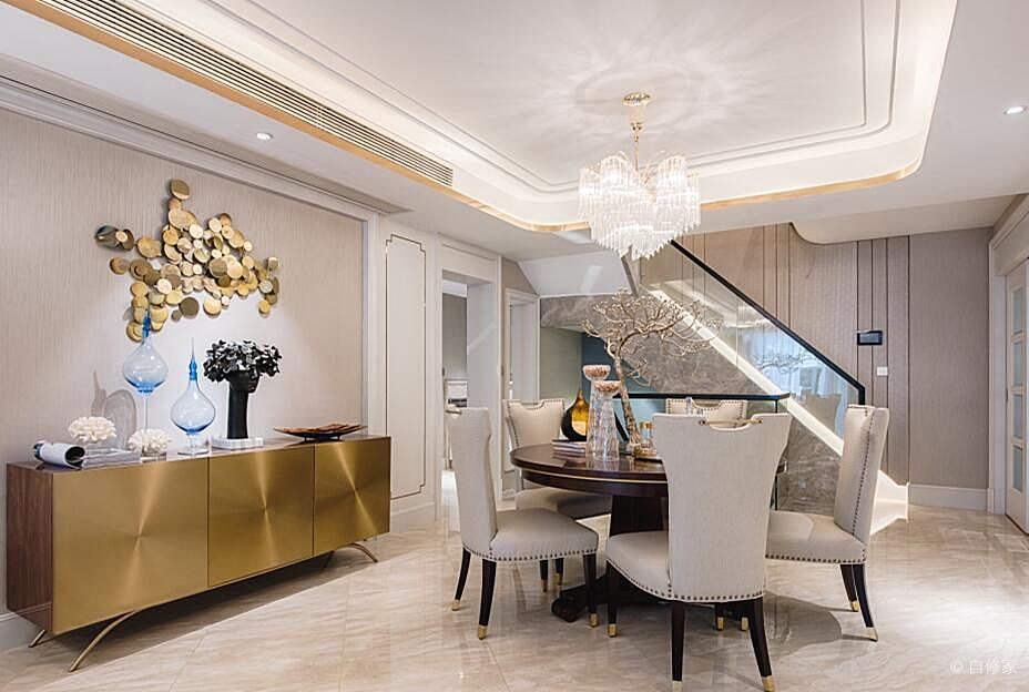 他家像宫殿！巨型水晶灯，黄金瓷砖，金碧辉煌，住上一晚值了