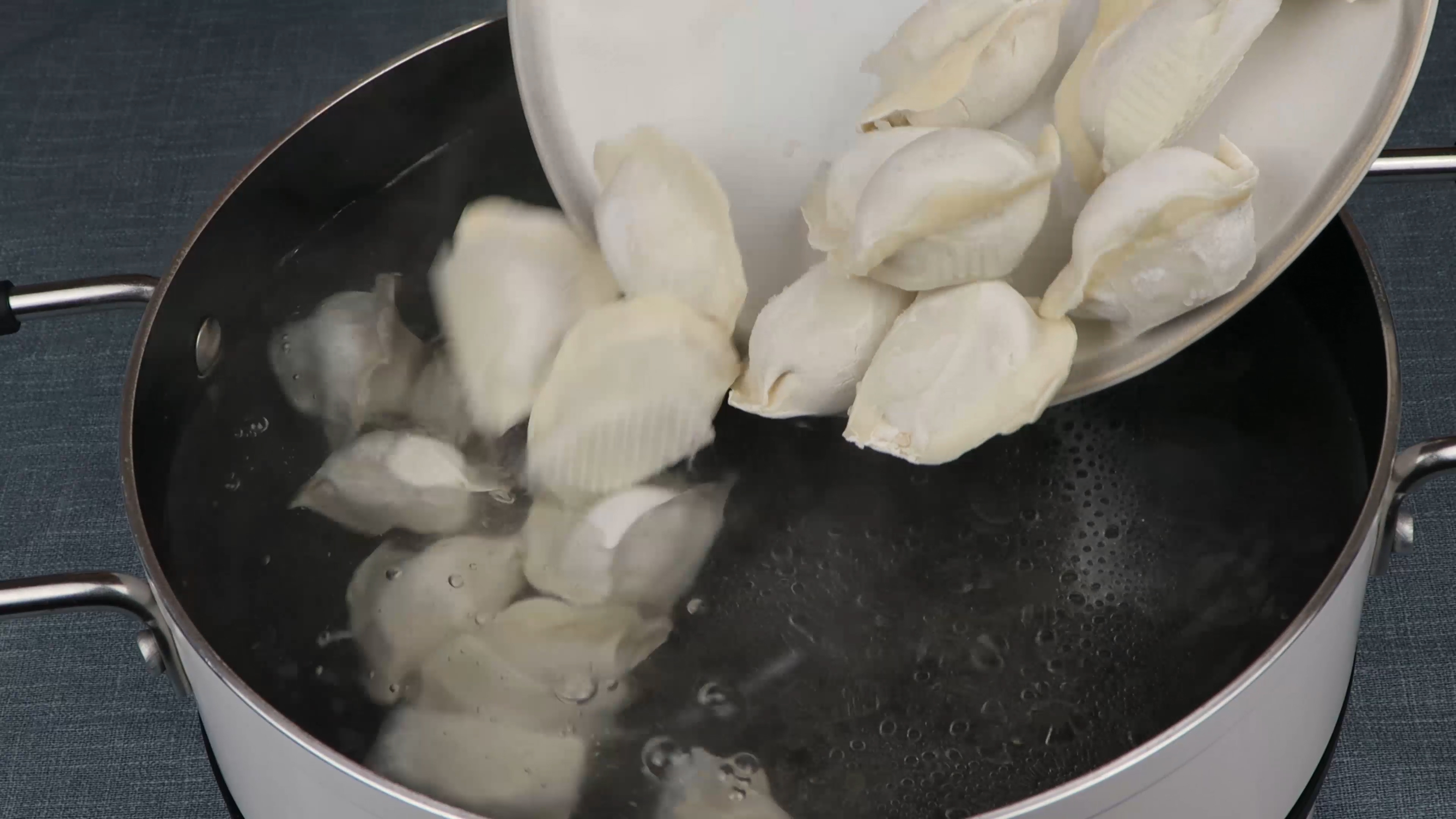 冻饺子是冷水下锅还是热水煮好呢,冻饺子是冷水下锅还是开水下锅好