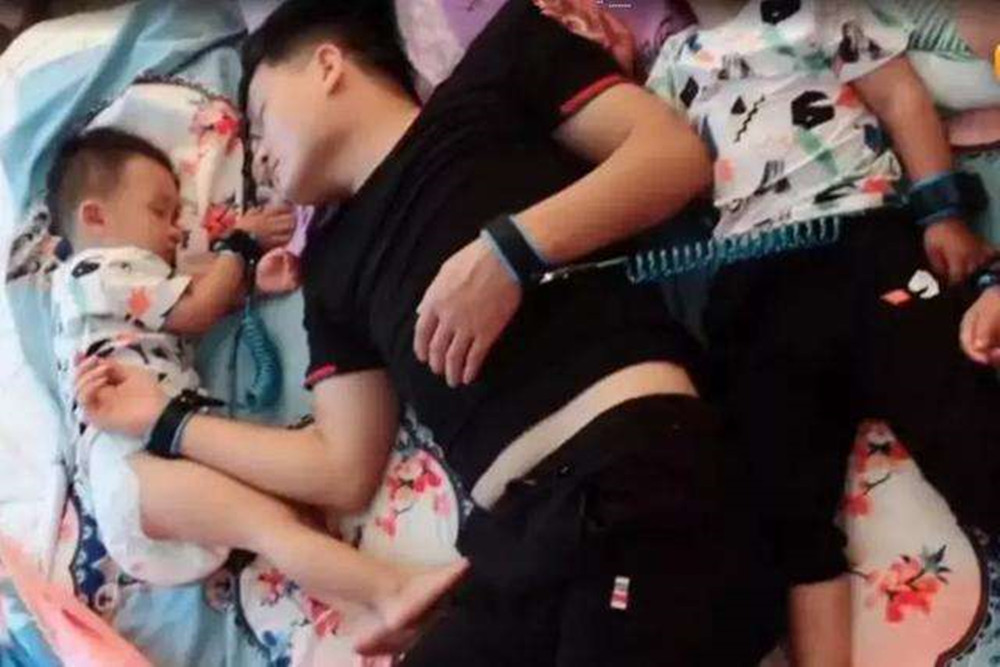 宝宝被爸爸呼噜声吓哭,宝宝被爸爸呼噜声吵醒评论