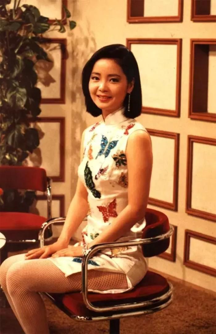 邓丽君旗袍经典,邓丽君穿她最喜欢的桃红色旗袍