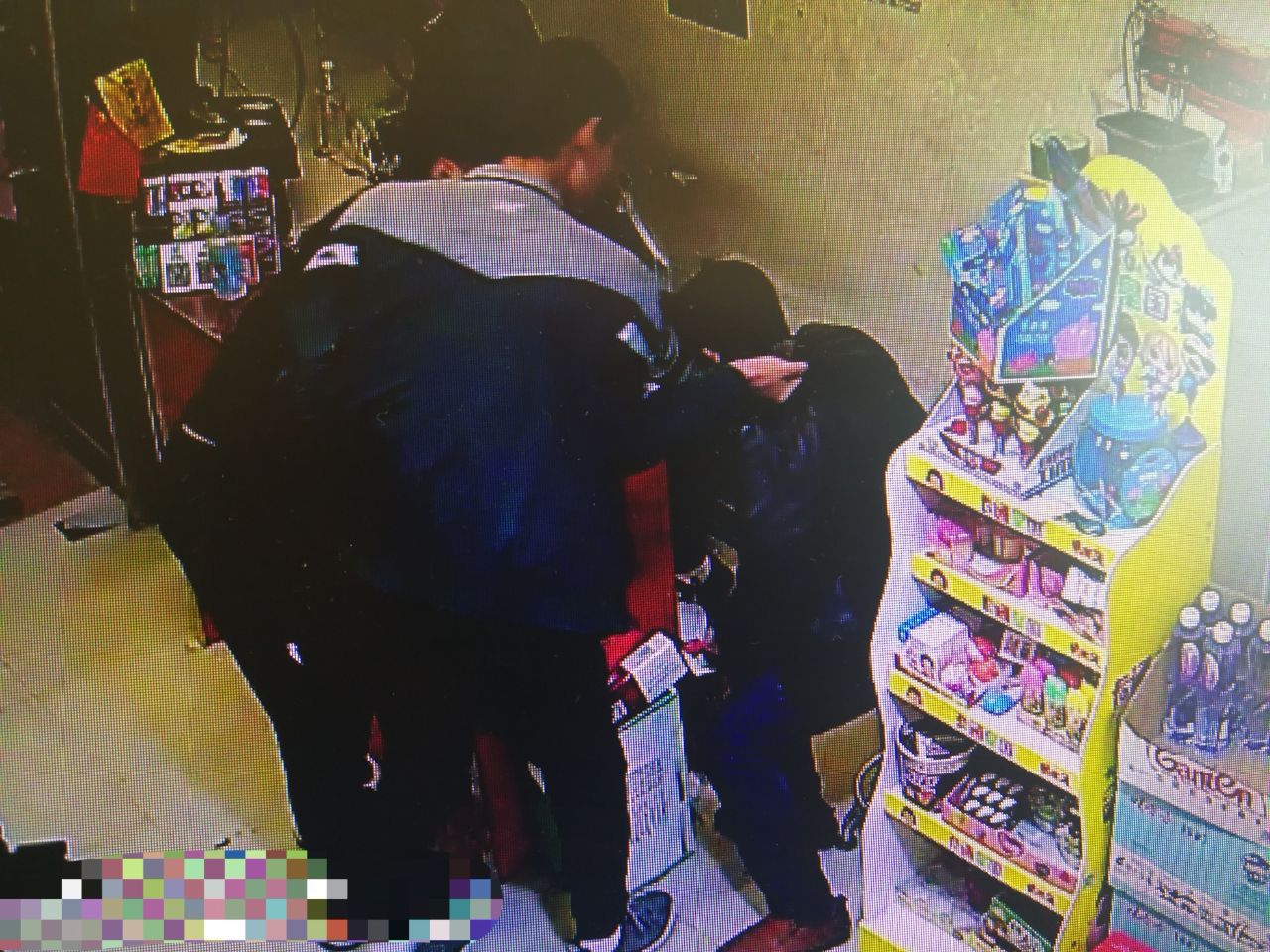 石家庄一小商店竟藏了个*场赌**赌徒输两万元与老*机虎**机主大打出手