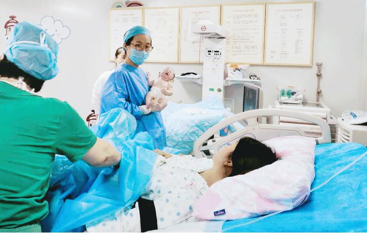 胎儿自然分娩有什么预兆,临产翻胎的正确方法