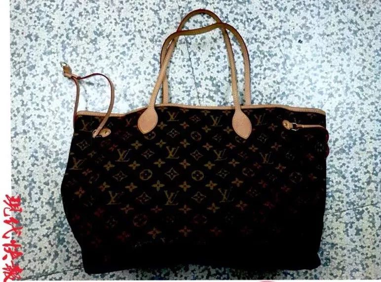 相处不错的同事代购回心仪的LV包，女子立即报警