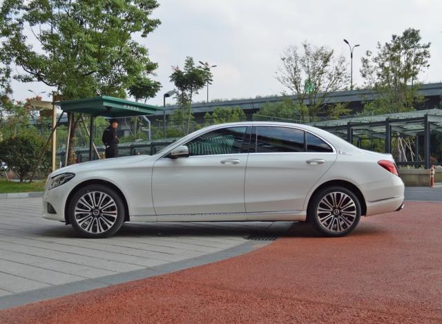 奔驰c级2015款c180l1.6t,奔驰c200l和c180l怎么选