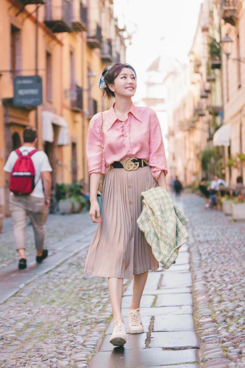 百褶裙搭配羽绒服中长款外套,粉丝色小香风羽绒服搭配百褶裙