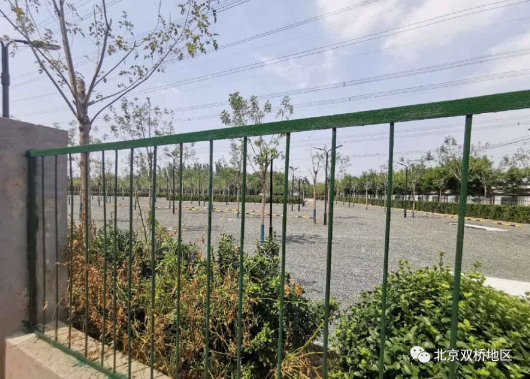 经过高档别墅区特别规划两处停车场白鹿司北街整治工程接近尾声