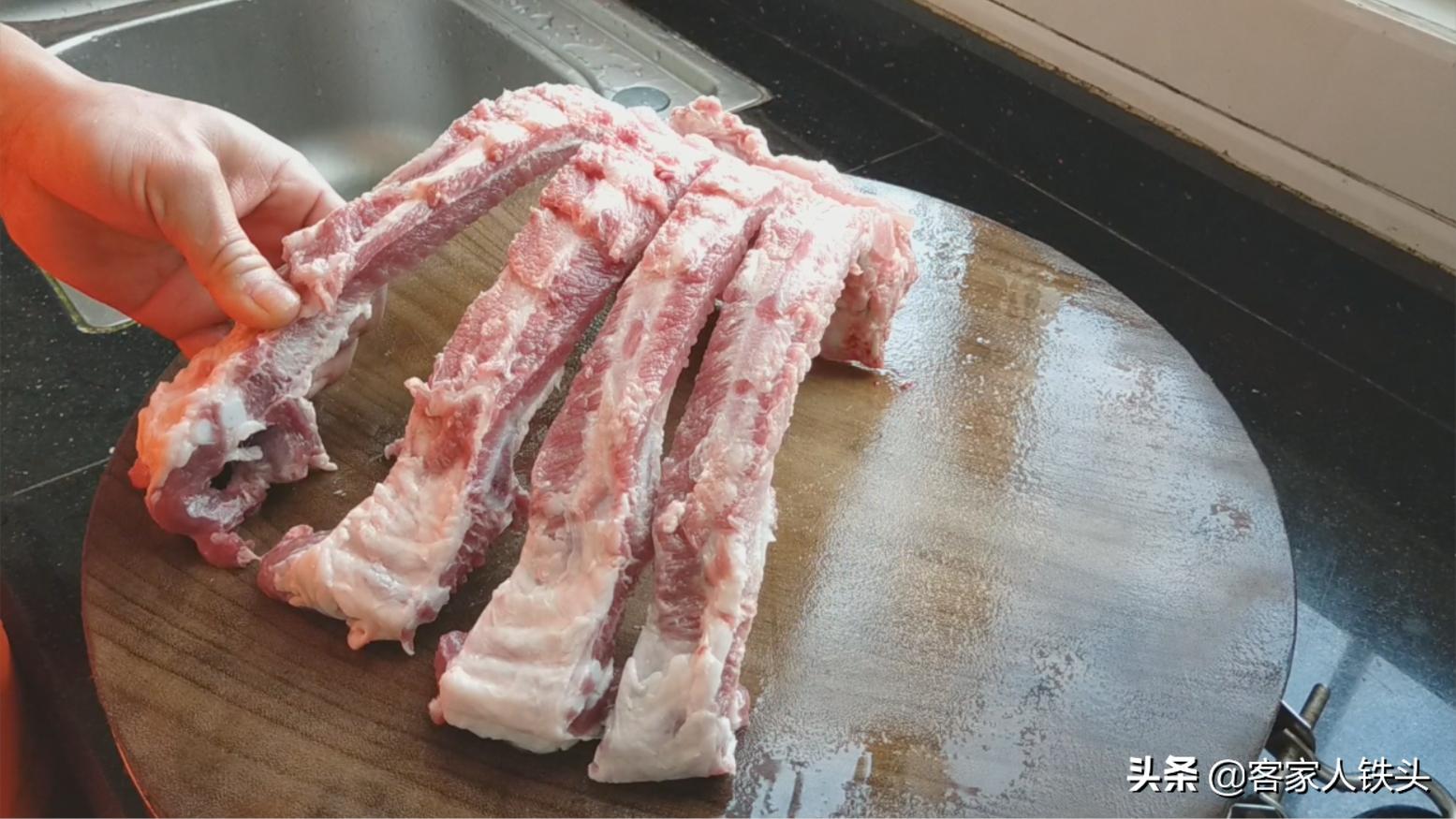 这才是蒜香排骨最好吃的做法,这才是排骨最过瘾吃法