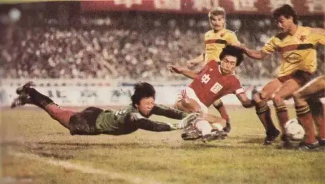 中国足球最强守门员,中国足球守门员喝水