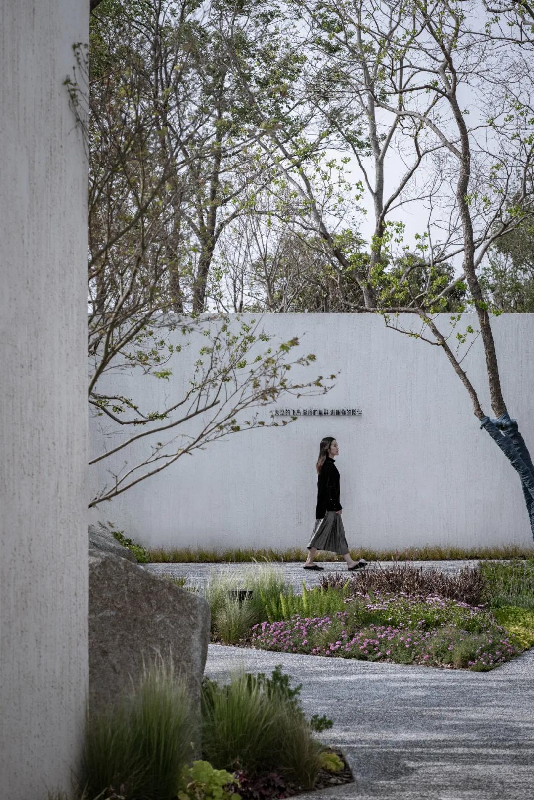 湖畔边的静寂之美——龙湖·抚仙湖星空小镇山顶度假美学馆