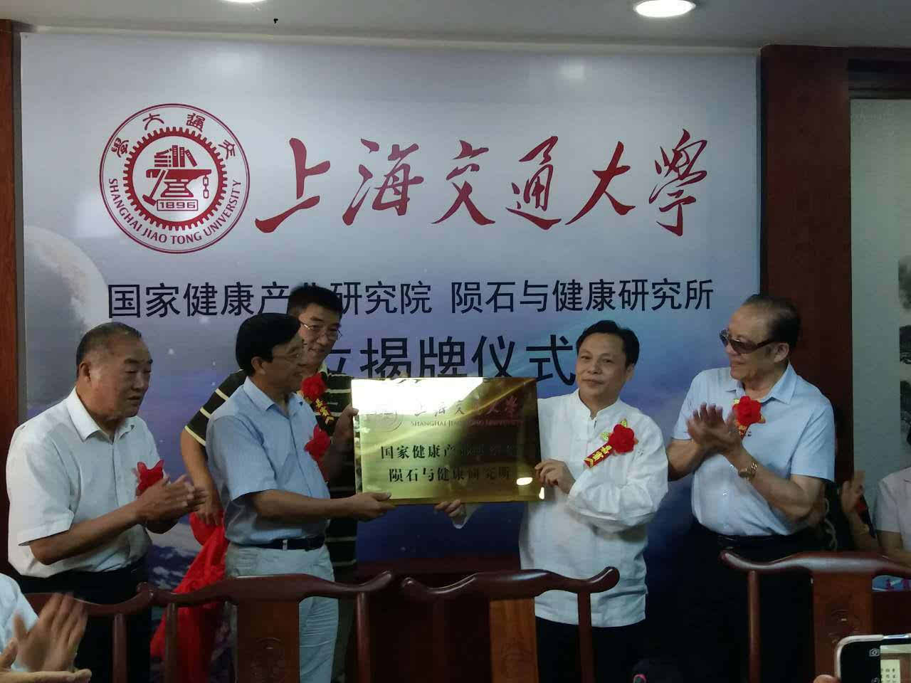 水晶有能量吗科学解释,水晶只有纯天然的才有能量吗